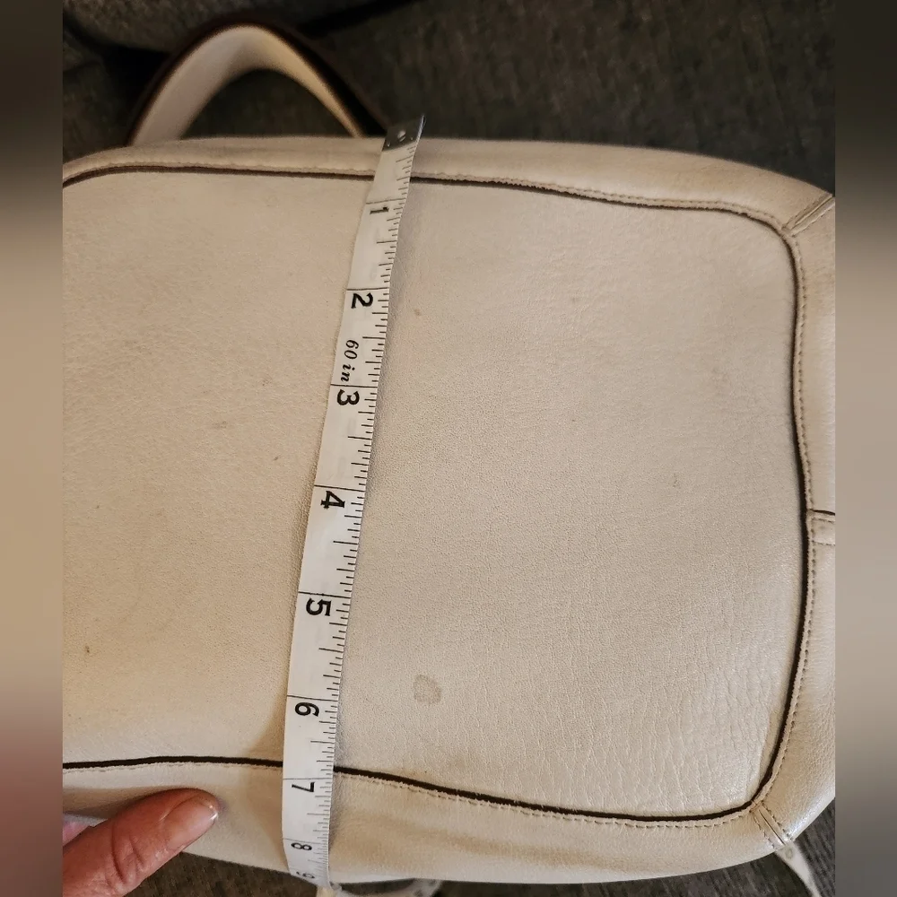 Vintage Coach Elegant Cream Leather Shoulder/ crossbody Bag, large